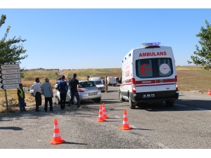 GÜNCELLEME - Adıyaman'da hafif ticari araçla otomobil çarpıştı, 2 kişi öldü, 3 kişi yaralandı