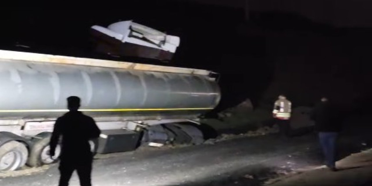 Şırnak’ta Yağış Nedeniyle Kayganlaşan Yolda Tanker Yoldan Çıktı