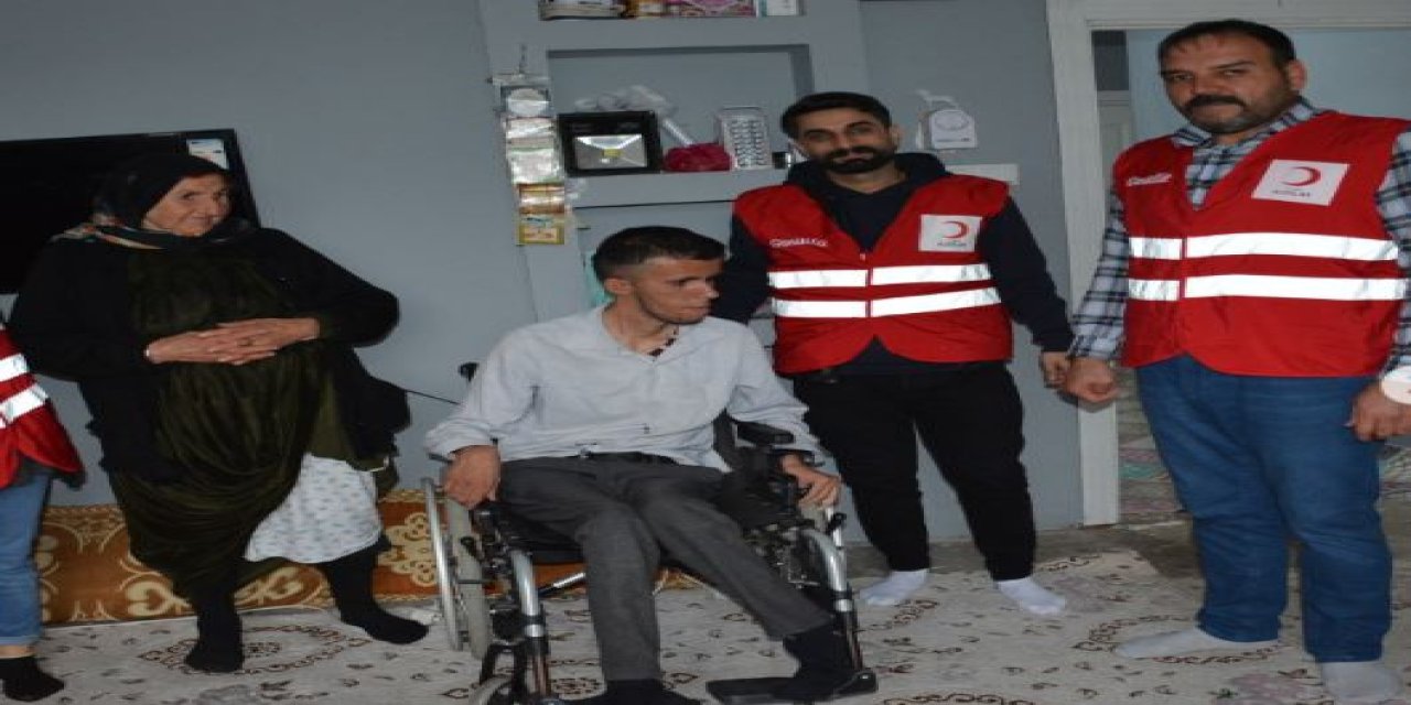 Kızılay’dan Engelli Vatandaşa Tekerlekli Sandalye Desteği