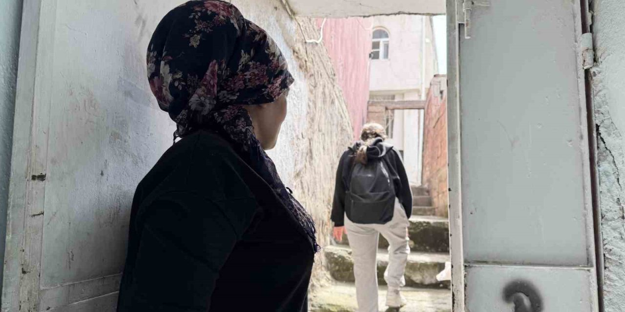 Şiddet ve kuma gerçeğine rağmen 4 çocuğu için mücadele ediyor