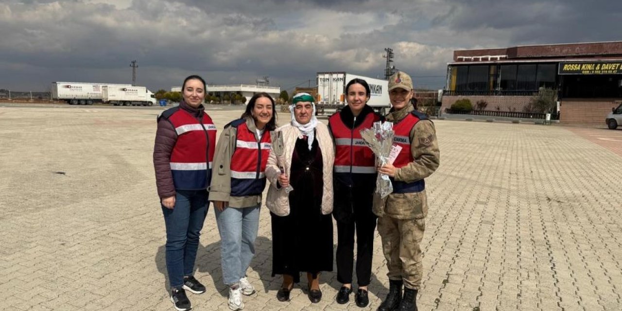 Jandarma kadınları karanfille karşıladı, KADES’i anlattı
