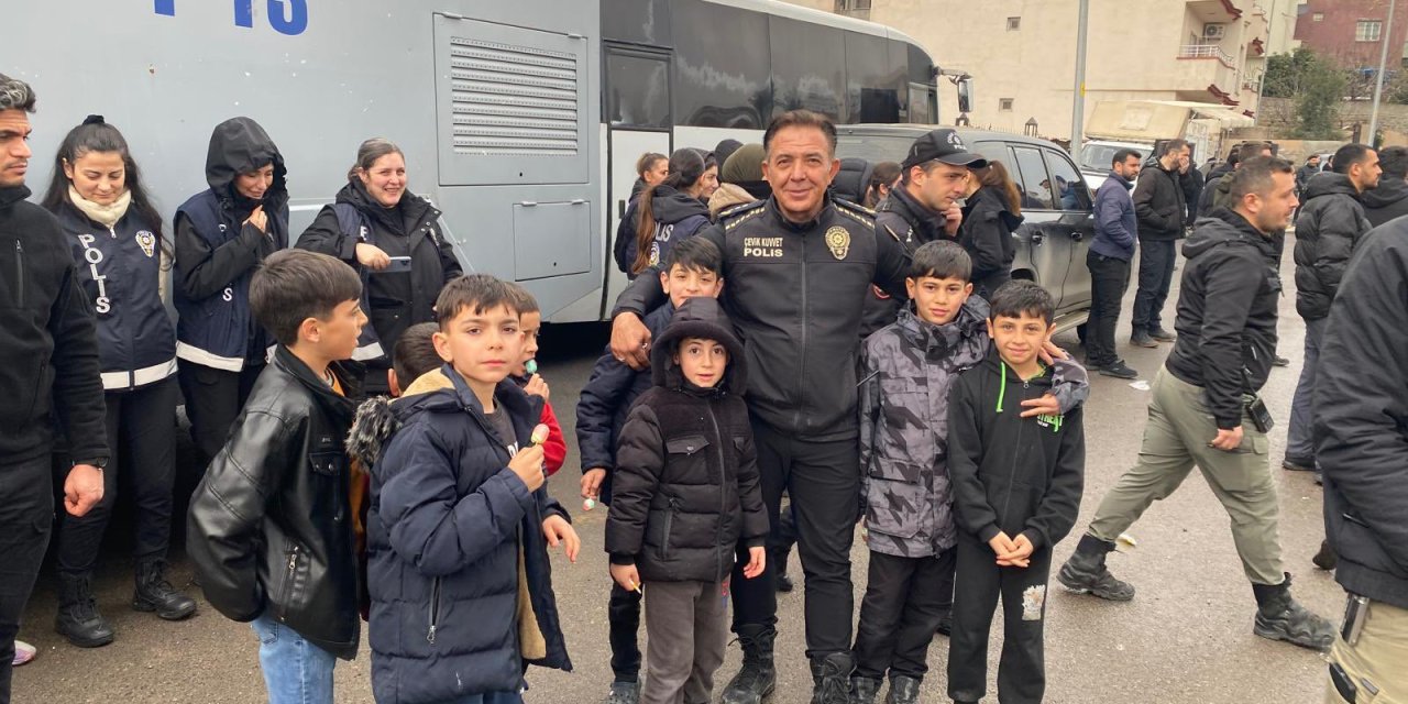 Cizre’de Polislerden Çocuklara Unutulmaz Sürpriz! TOMA’ya Bindiler, Büyük Heyecan Yaşadılar