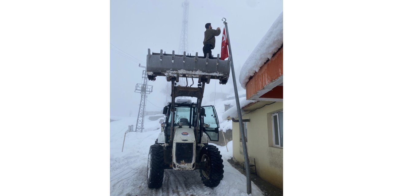 Düşen Bayrağı Kepçenin Ağzına Çıkarak Yerine Taktılar