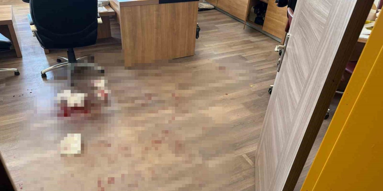 Öğrenci yakını, okul müdürüne kafa atarak darbetti