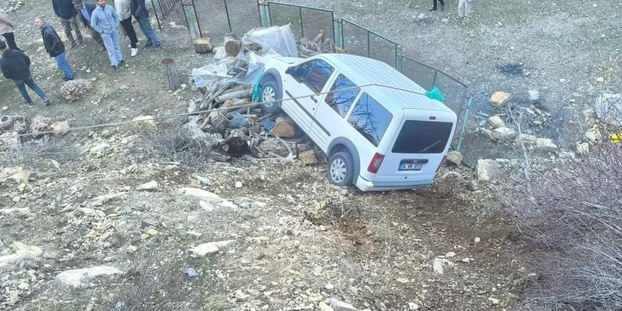 Uludere’de Kontrolden Çıkan Araç Yoldan Çıktı: 1 Kişi Kazayı Hafif Sıyrıklarla Atlattı
