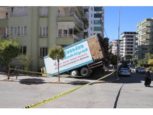 Freni boşalan nakliye kamyonu apartmanın duvarına çarptı