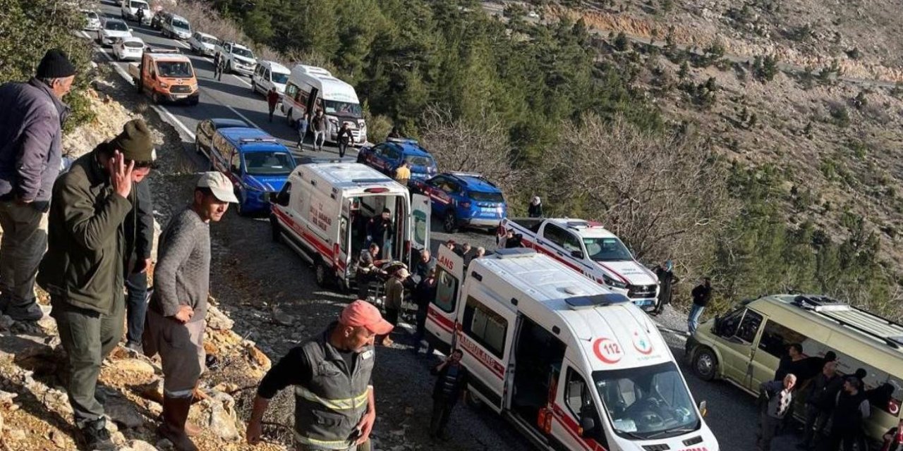 İşçi servisi uçuruma yuvarlandı: 3 kişi öldü, 11 kişi yaralandı