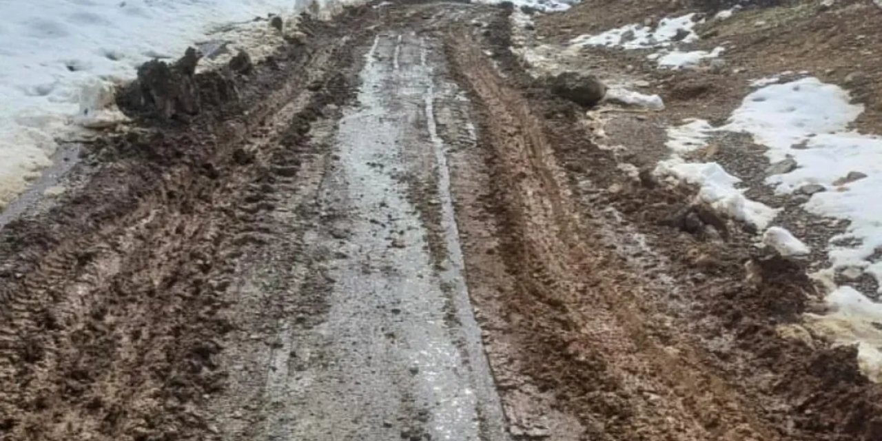 Şırnak’ta Öğrenciler Çamurlu Yolda 2,5 Kilometre Yürümek Zorunda