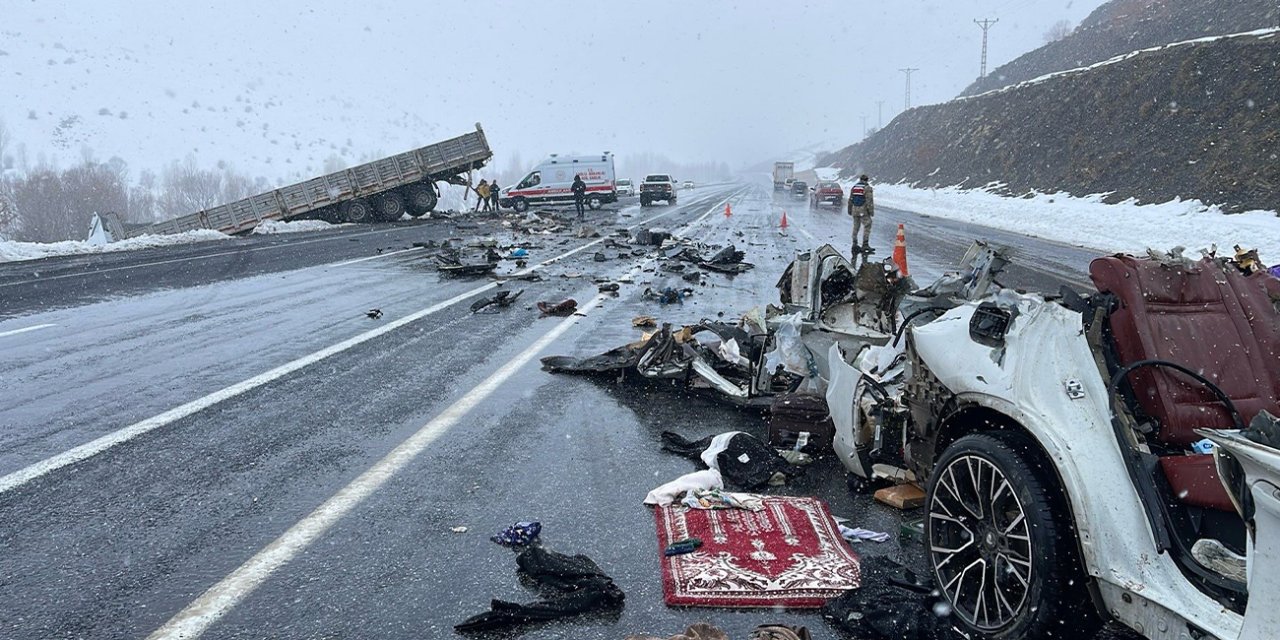 Tır ile otomobil çarpıştı: 2 kişi hayatını kaybetti, 5 kişi yaralandı