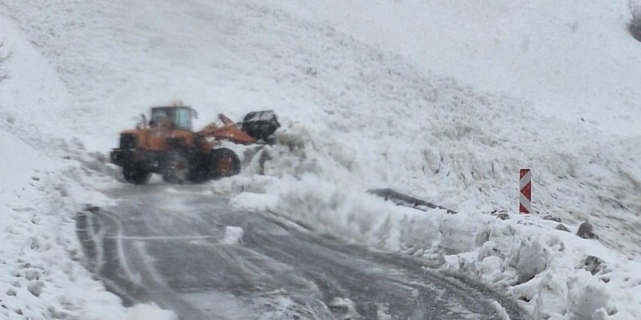 Şırnak-Hakkari Karayoluna Çığ Düştü: Kapalı Yolu Kullanan Yolcu Otobüsü Mahsur Kaldı