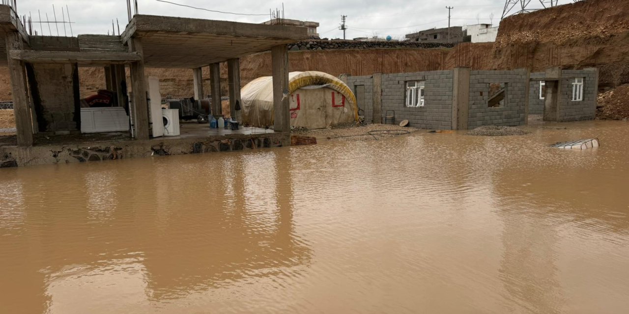 Cizre’de Şiddetli Yağış Dereyi Taşırdı: Ev ve Çadırlar Zarar Gördü
