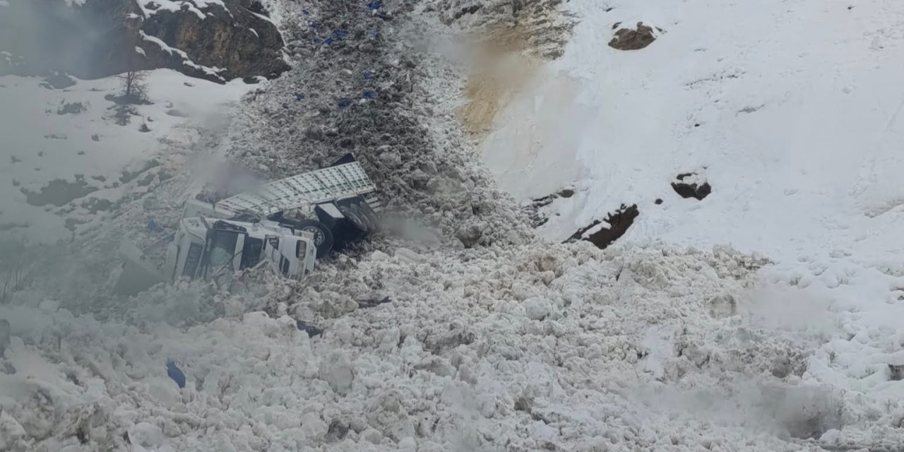 Şırnak’ta tırın üzerine çığ düştü: Sürücü ağır yaralandı
