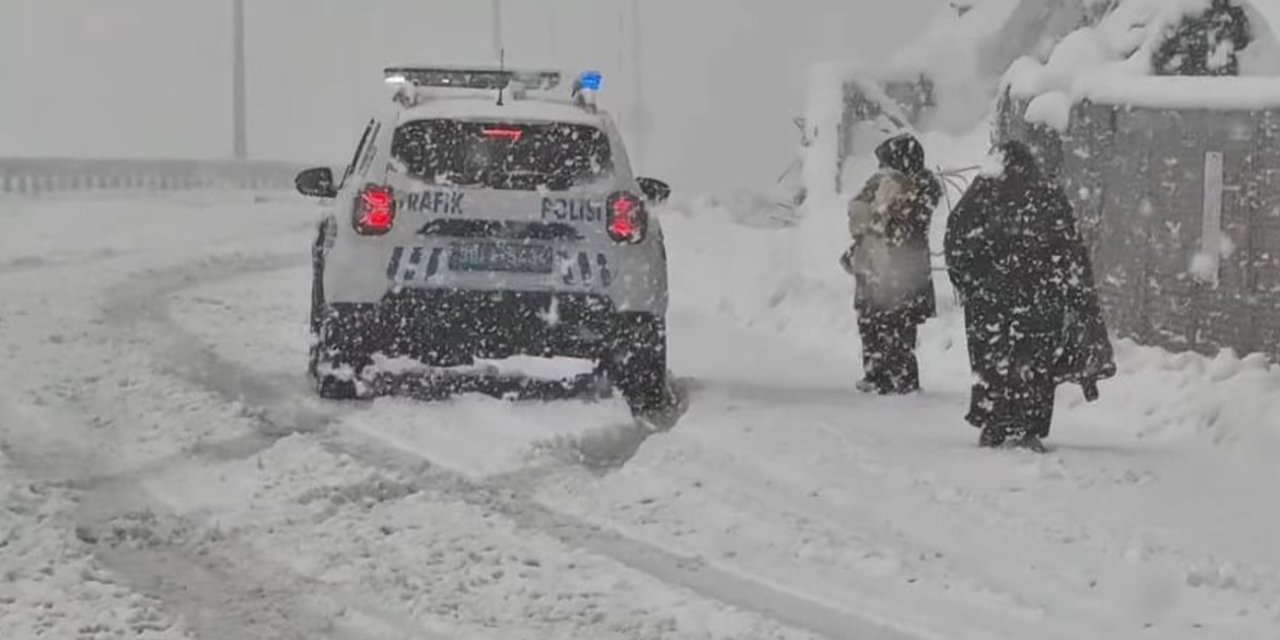 Hakkari’de karda mahsur kalan aile kurtarıldı