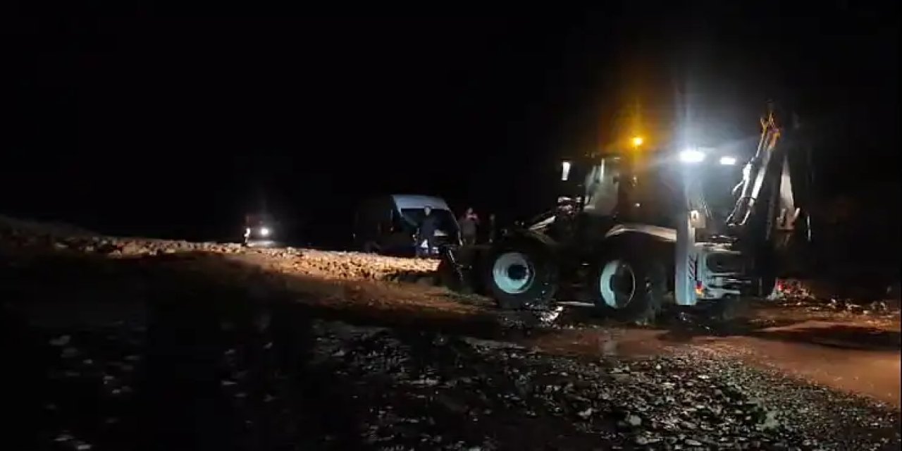 Şırnak-Eruh Karayolunda  Toprak Kayması: Araçlar Mahsur Kaldı