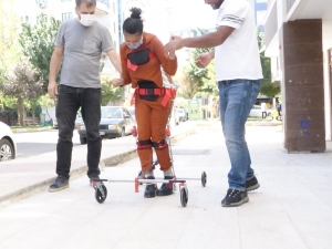 Serebral palsi hastası çocuk yürüme cihazına kavuştu