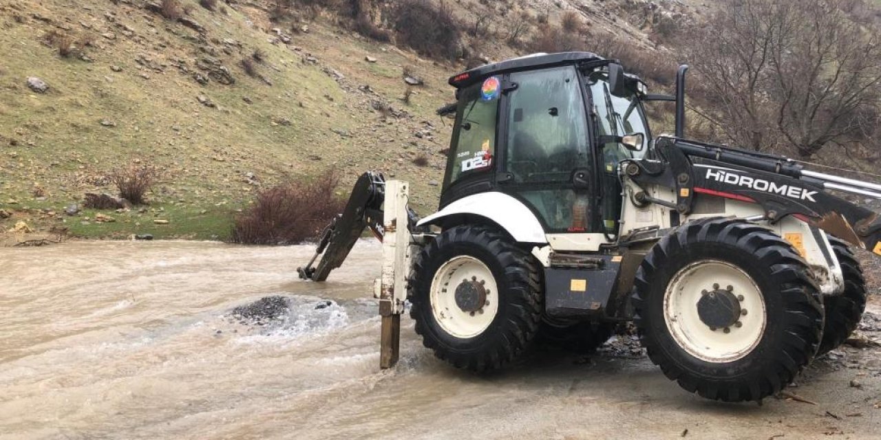 Beytüşşebap’ta birçok köy yolunda heyelan meydana geldi