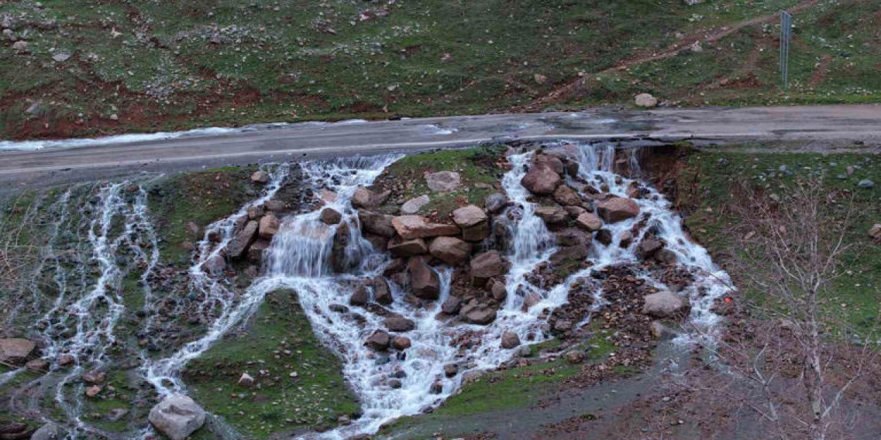 Anayolda asfaltın ortasından su pınarı fışkırdı