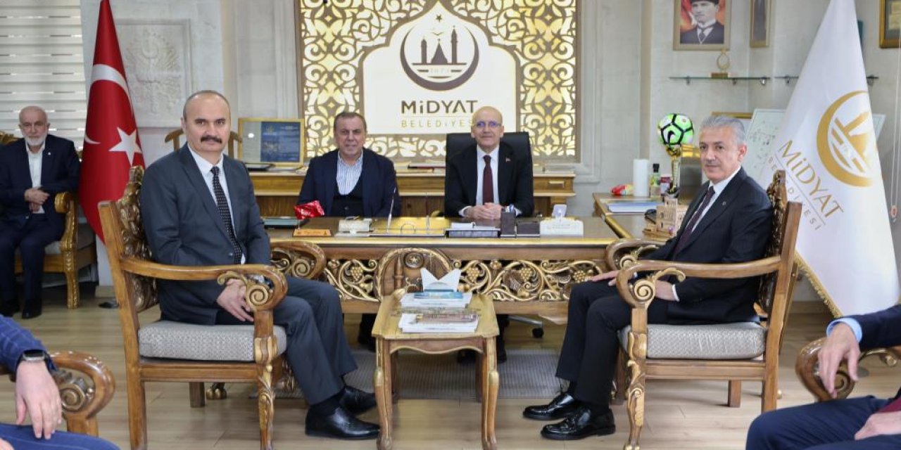 Bakan Şimşek Midyat'ta ziyaretlerde bulundu