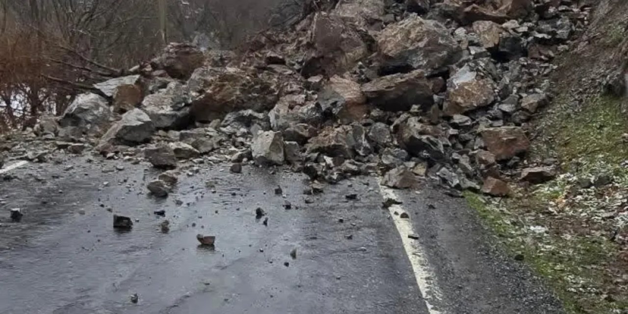 Beytüşşebap’ta kaya düşmesi: Köy yolu ulaşıma kapandı