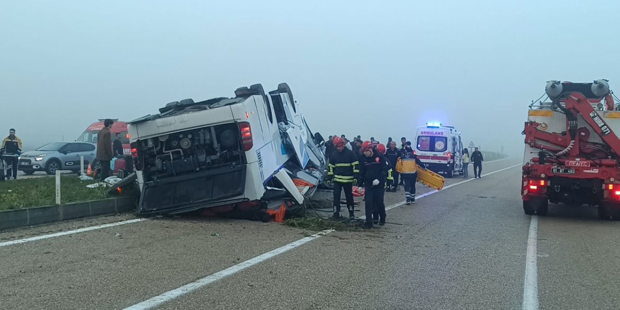Bayram sabahı feci kaza, yolcu otobüsü devrildi: 2 ölü, 23 yaralı