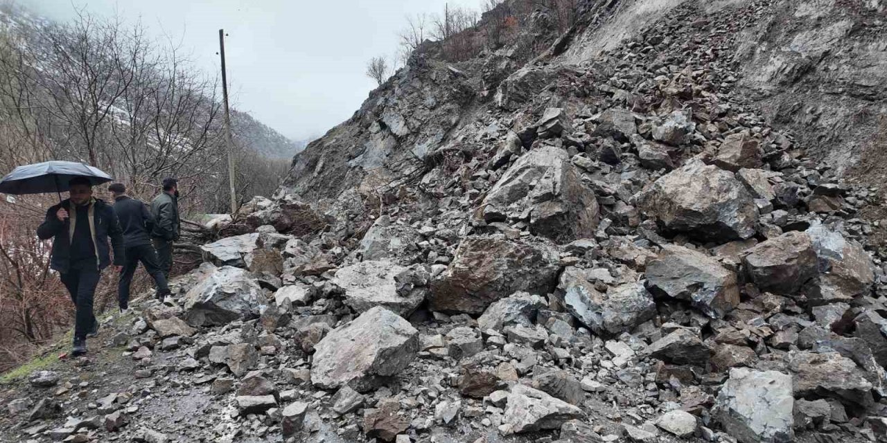 Beytüşşebap’ta Heyelan Nedeniyle 11 Yerin Yolu Ulaşıma Kapandı