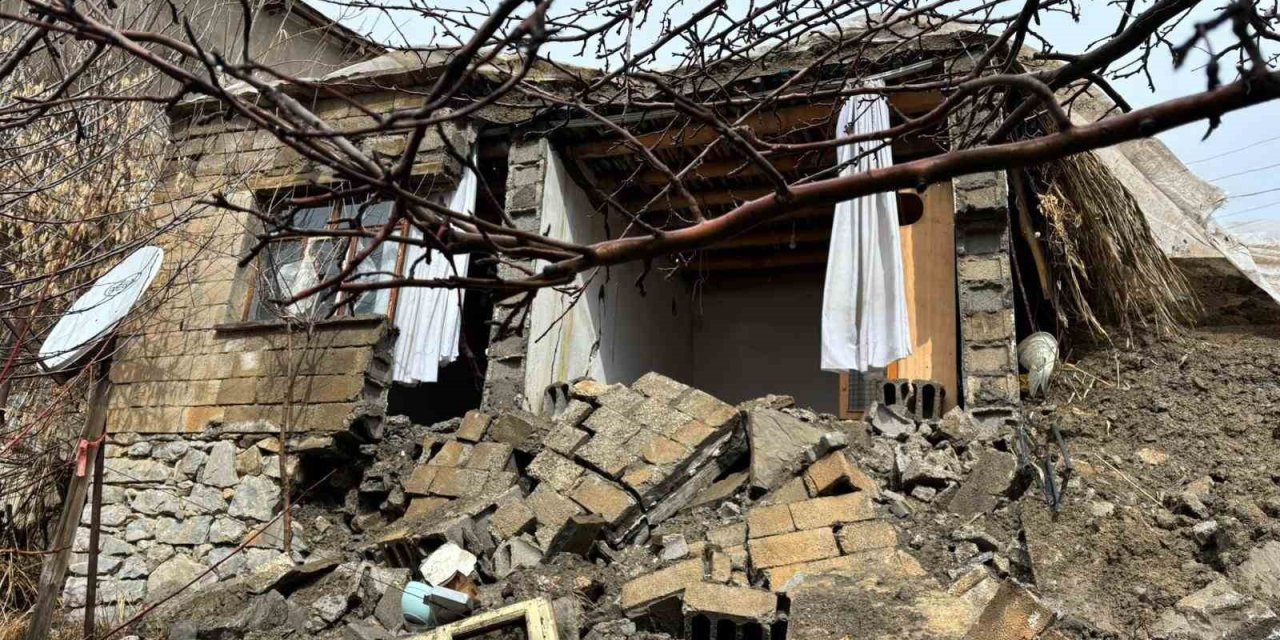 Yağışlara dayanamayan ev çöktü: Aile bayram günü evsiz kaldı