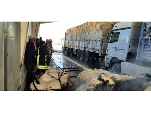Tel Abyad Gümrük Kapısı'nda pamuk yüklü tırdaki yangın hasara yol açtı