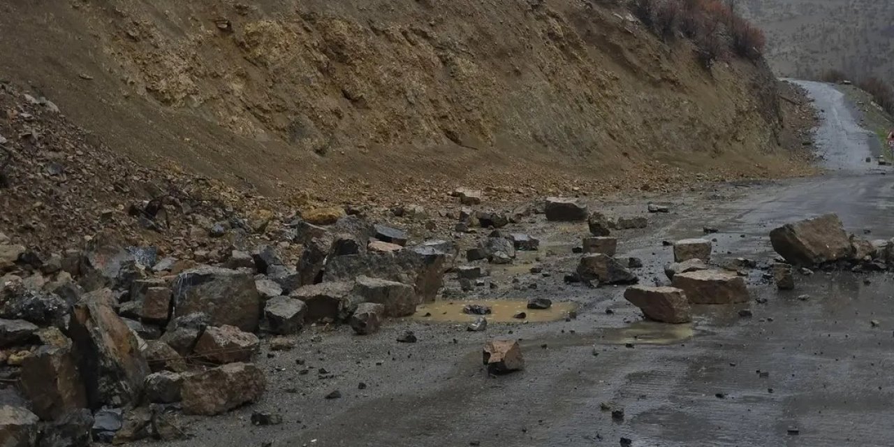 Şırnak’ta Köy Yoluna Kaya Düştü