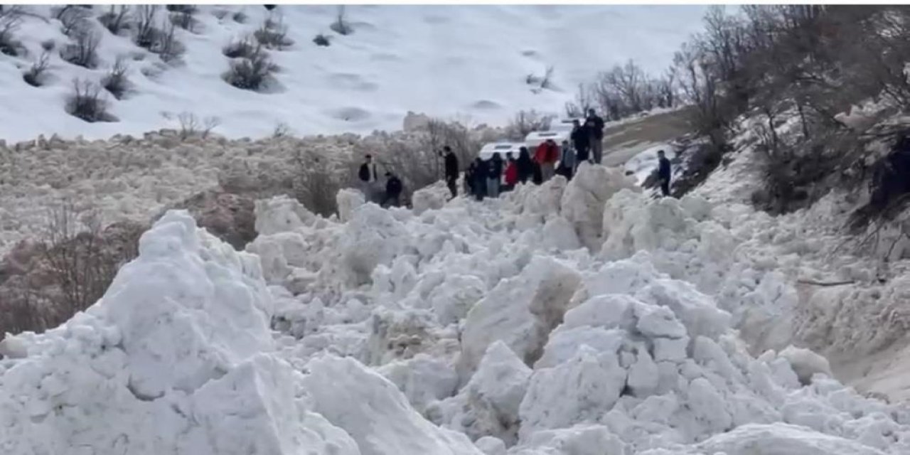 Şırnak’ta çığ köy yolunu kapattı, öğrenci servisi son anda kurtuldu