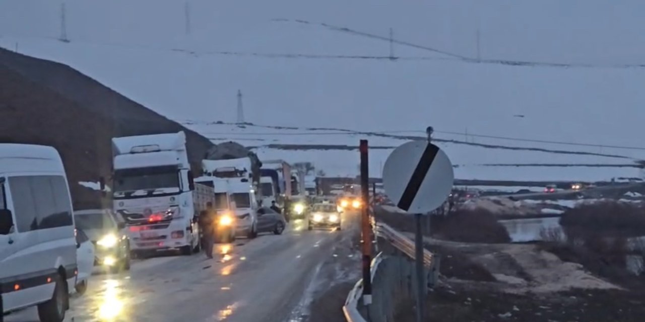 Hakkari’de heyelan karayolunu yuttu, çevre illerle ulaşım kesildi