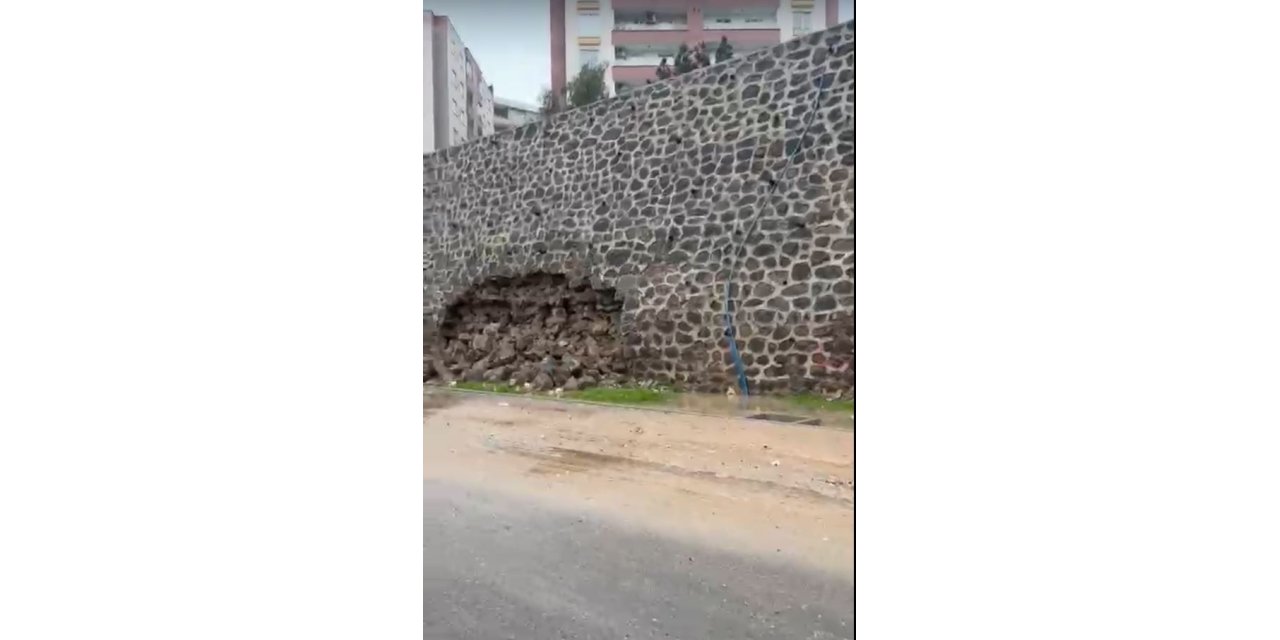 Şırnak’ta istinat duvarının yıkıldığı anlar kamerada