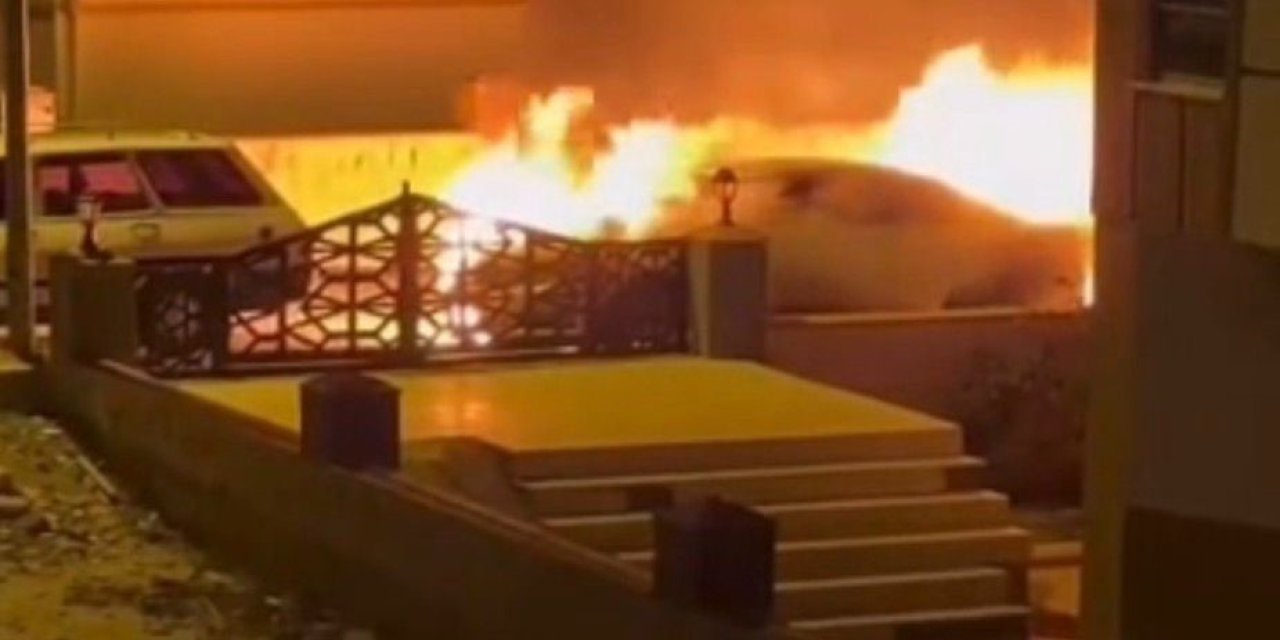 Park Halindeki Lüks Otomobil Alev Alev Yandı