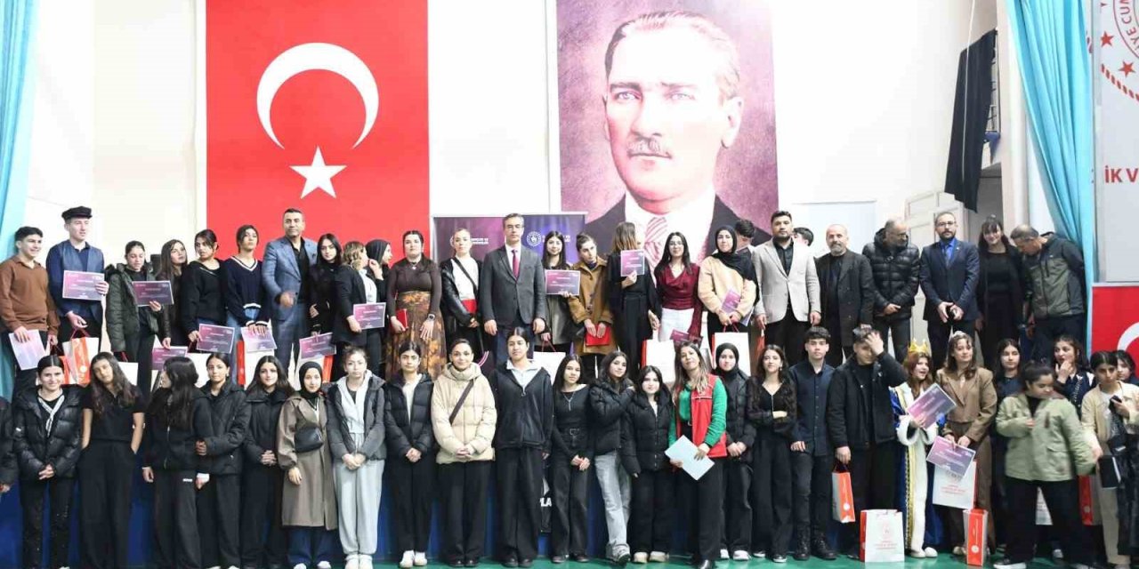 Şırnak’ta Genç Yetenekler Tiyatro İl Finalinde Sahne Aldı