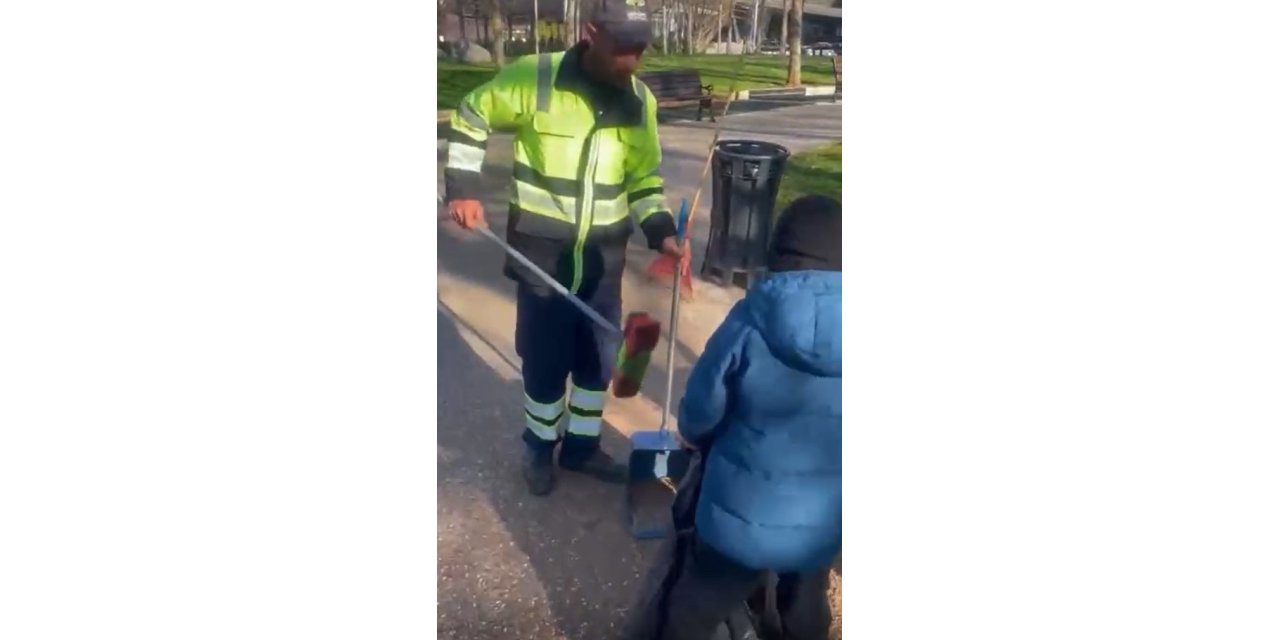 Küçük Oğluyla Birlikte Çalışan Temizlik İşçisi Duygulandırdı