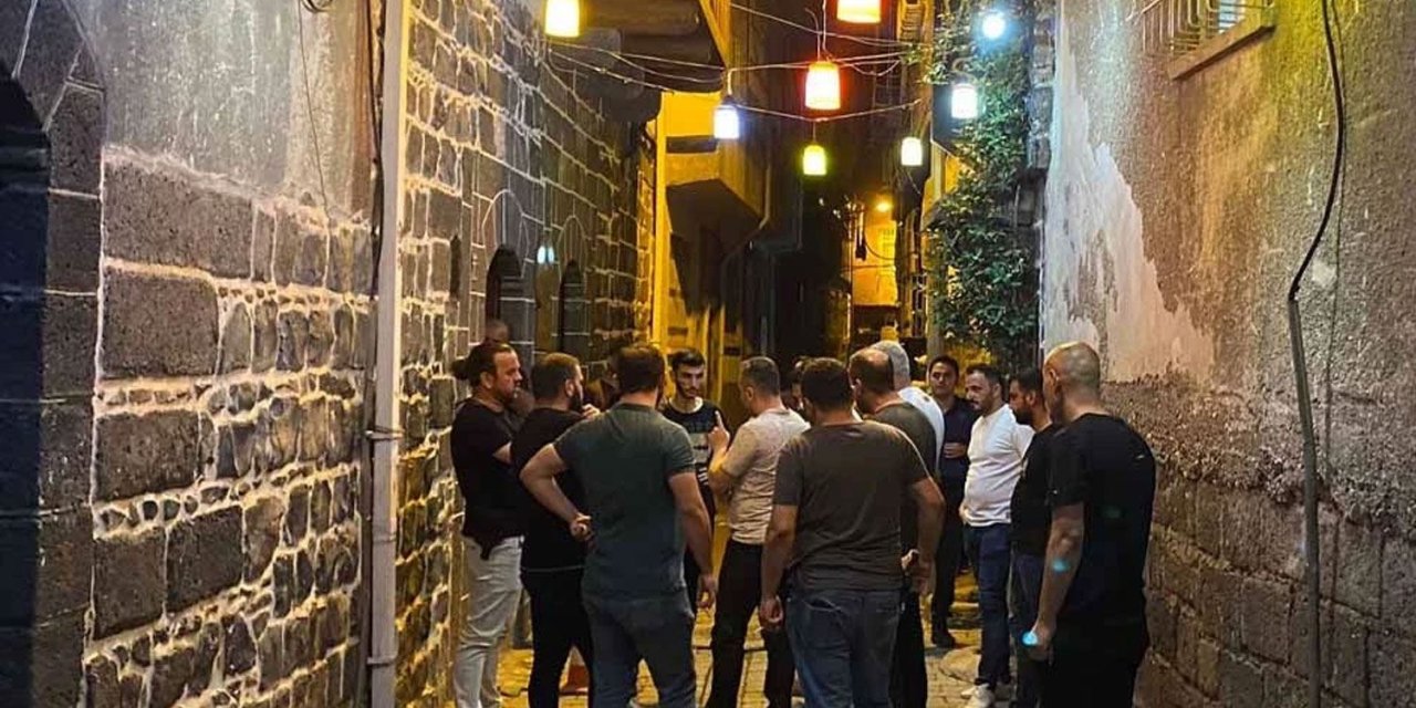 Diyarbakır'da Kafeye Düzenlenen Silahlı Saldırıda 1 Kişi Yaralandı