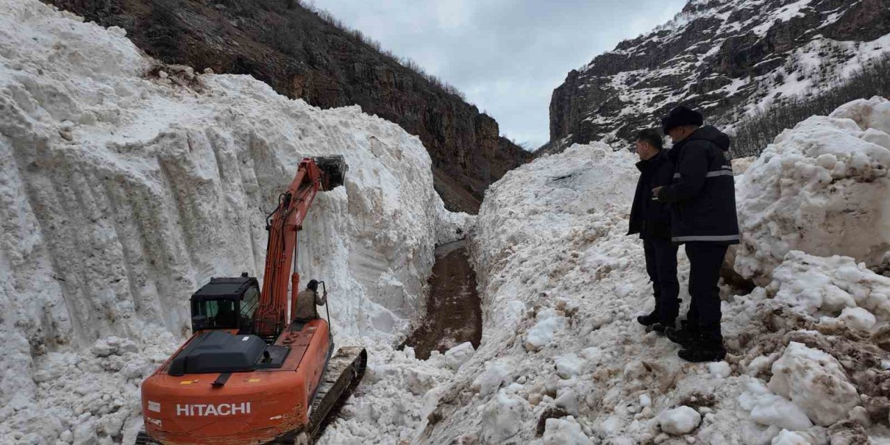 Şırnak’ta Çocuklardan Alkışlanacak Hareket: Yolların Açılması İçin Günlerdir Çalışan İşçilere Yemek Götürüyorlar