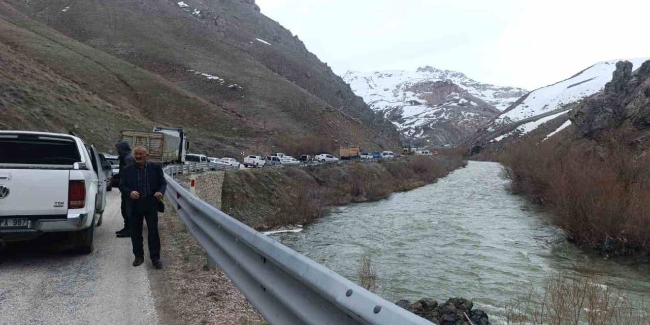 Yüksekova-Van kara yolunda heyelan ulaşımı aksattı