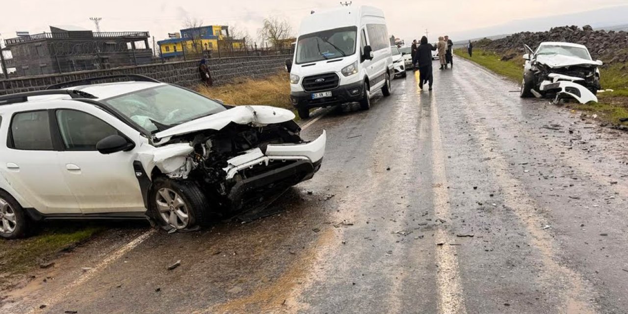 İki otomobilin çarpıştığı kazada 2'si çocuk 8 kişi yaralandı