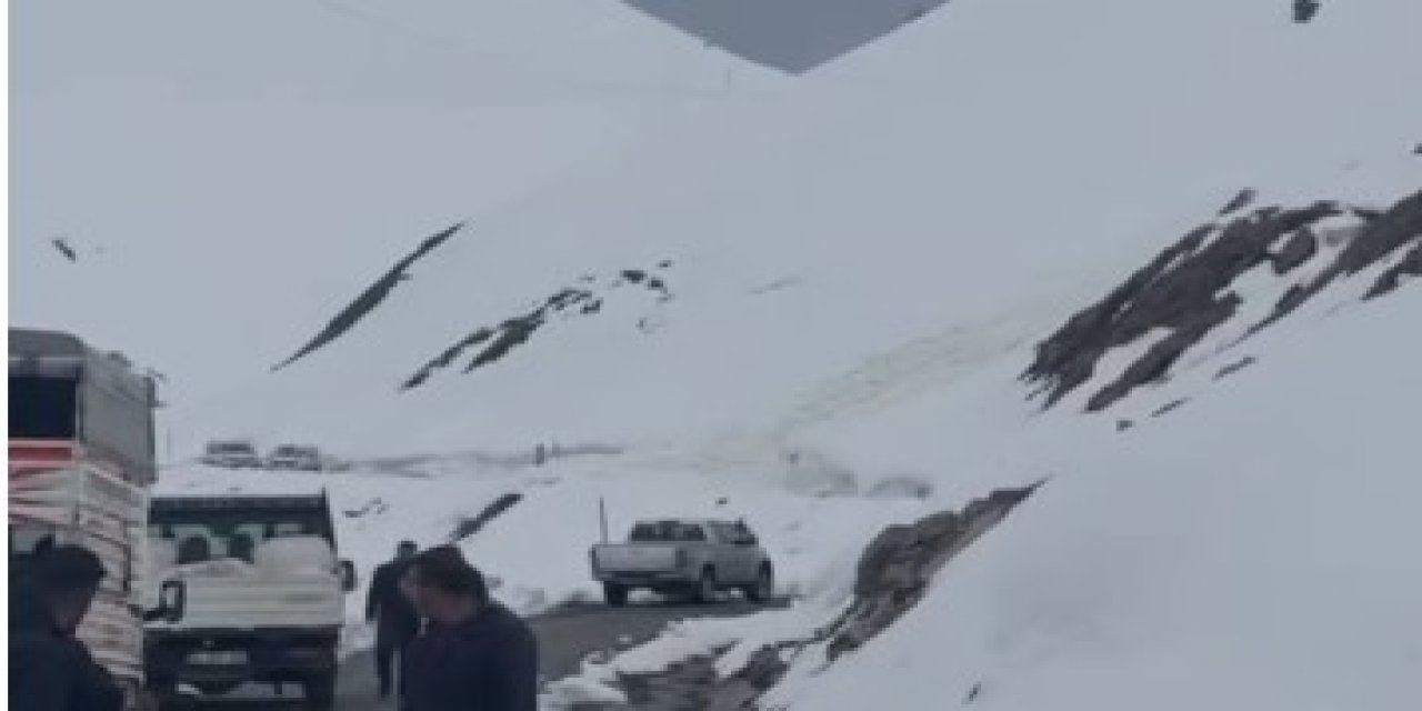 Uludere’de Çığ Düştü, Yol Kapandı