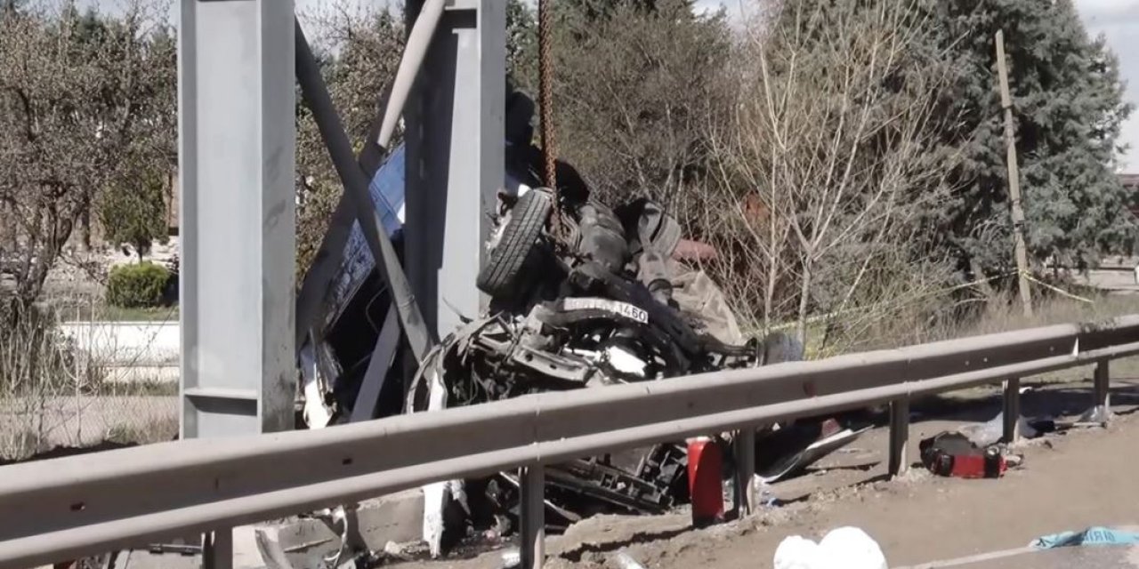 Halk otobüsü üst geçide çarptı: 4 ölü, 13 yaralı