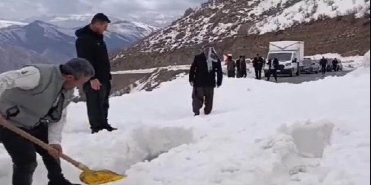 Şırnak-Hakkâri Karayolunda Çığ Düştü: Sürücüler Küreklerle Yola Koştu