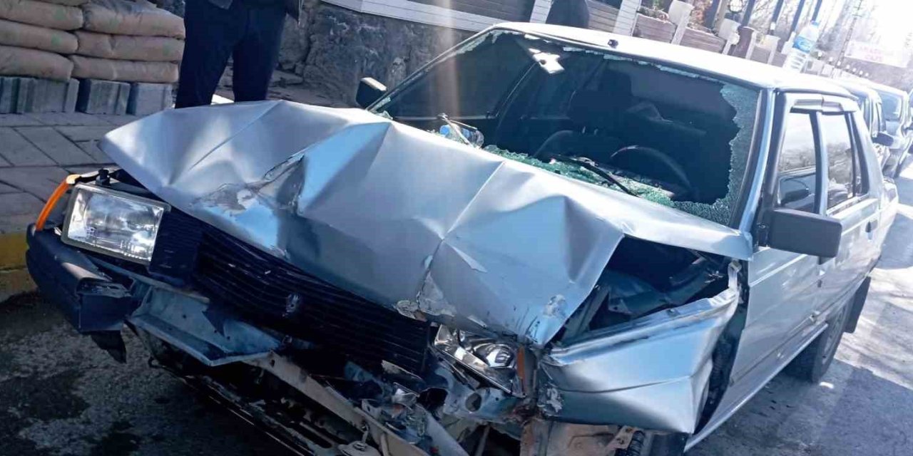 Van’da iki aracın çarpıştığı kazada 2 kişi yaralandı