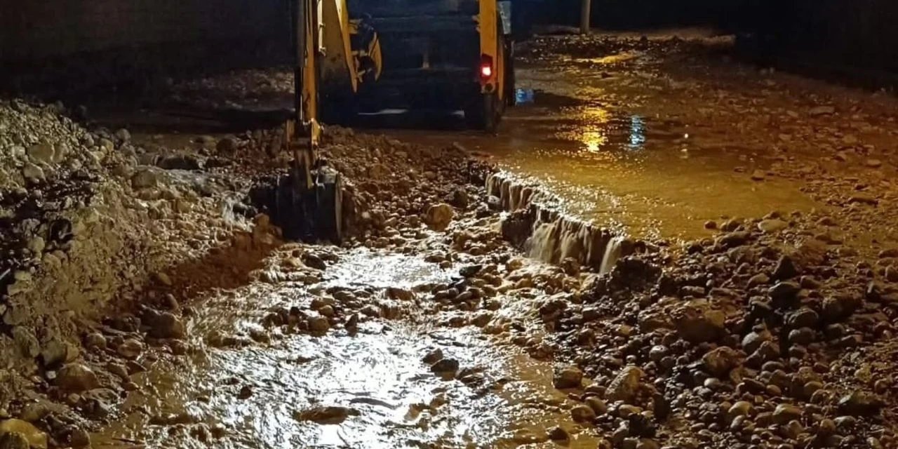 Cizre’de Sağanak Alarmı: Belediye Ekipleri Sahada Seferber Oldu