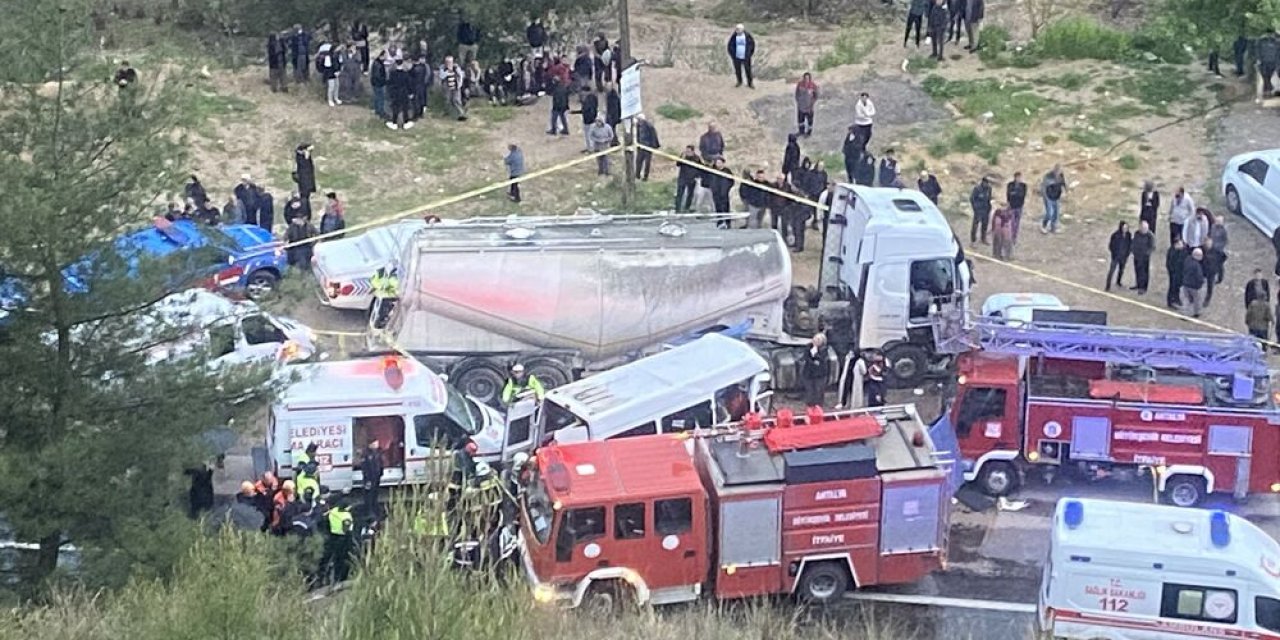 İşçileri taşıyan minibüs kaza yaptı: 7 kişi öldü, 7 kişi yaralandı