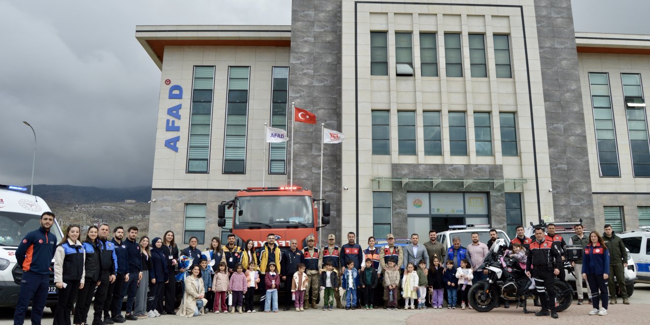 Şırnak'ta minik öğrenciler 112 Acil Çağrı Merkezini ziyaret etti