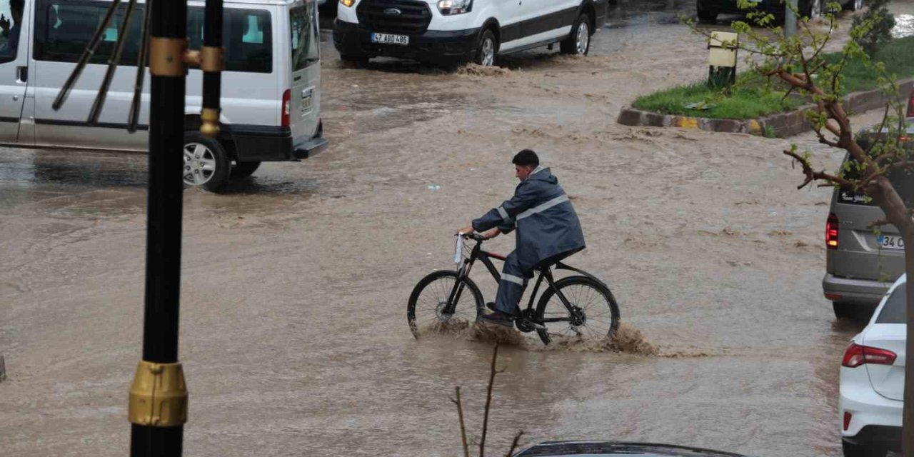 Cizre’de Sağanak Yağış Cadde Ve Sokakları Göle Çevirdi
