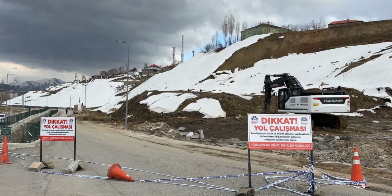 Hakkari’de heyelan: Trafik günlerdir tek şeritten sağlanıyor