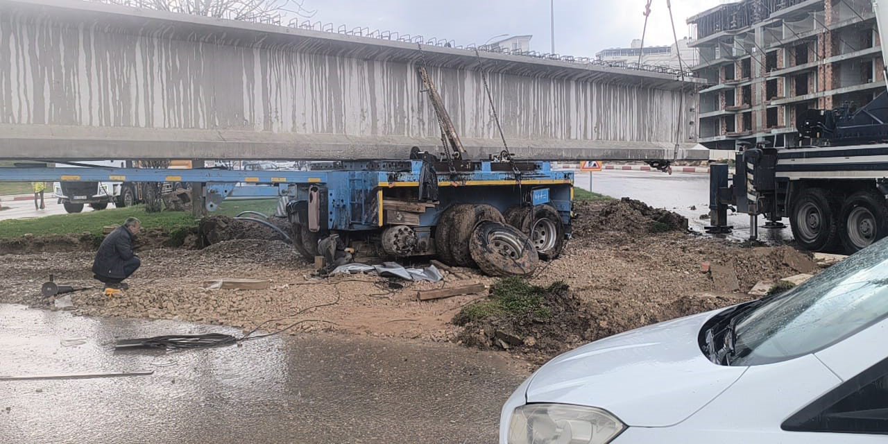 Siirt’te Tıra Yüklü 50 Metrelik Köprü Kirişi Kavşakta Takılı Kaldı: Yol Saatlerdir Ulaşıma Kapalı