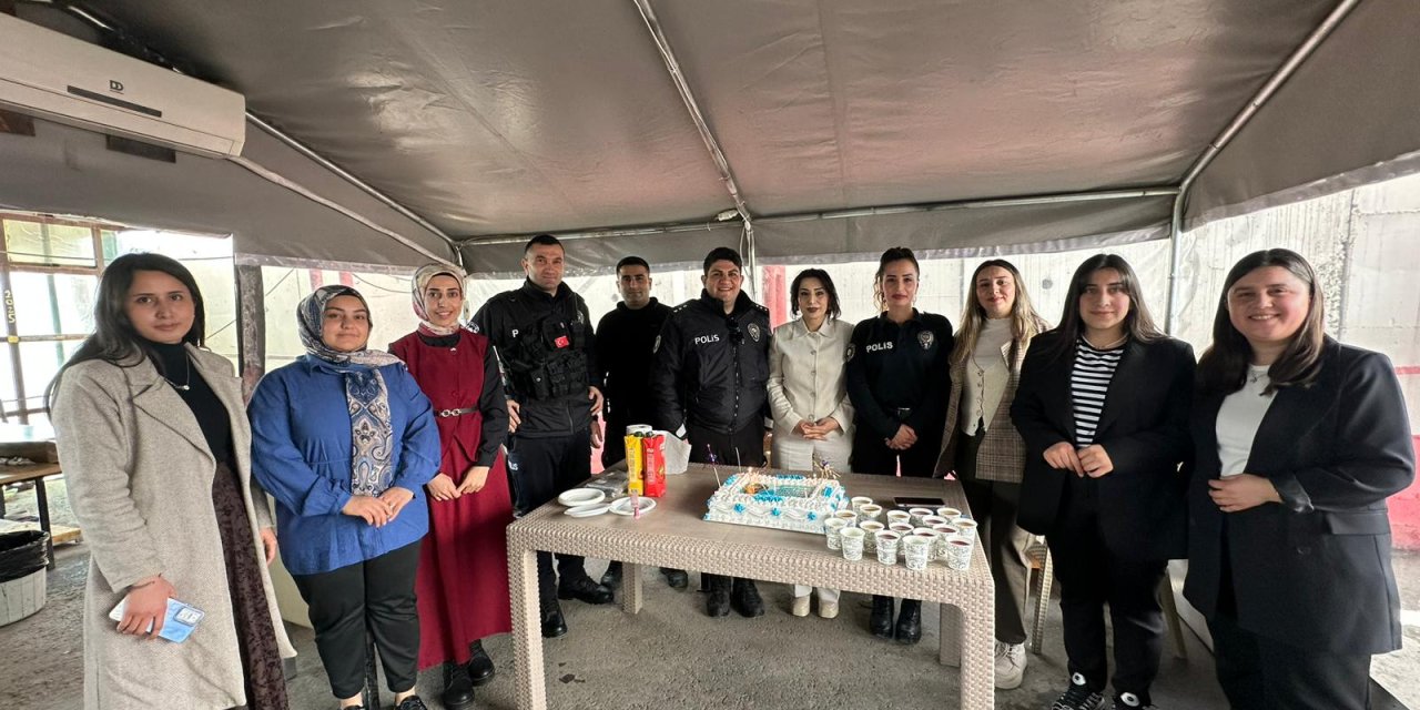 Şırnak'ta Kadınlardan Polislere Sürpriz Kutlama