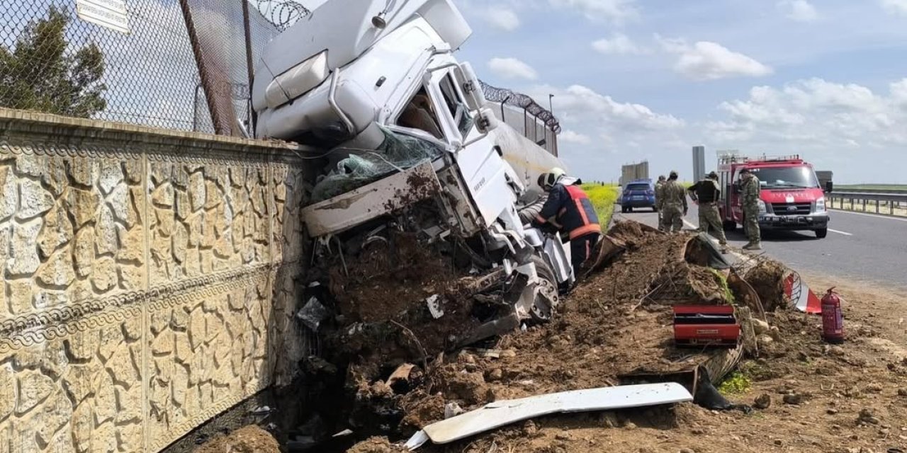 İpekyolu’nda Ham Petrol Yüklü Tanker Karakol Duvarına Çarptı: 1 Yaralı
